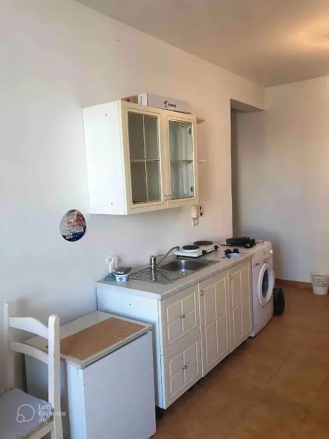 Kondi'S Apartment 0*, دراس